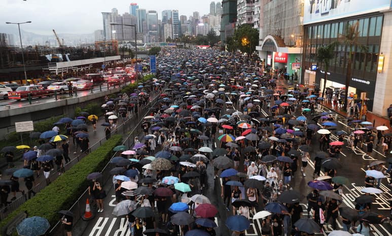 Además de las 936 cuentas que formaban parte de la campaña contra los manifestantes, Twitter también suspendió de forma proactiva y antes de que empezaran a operar a gran escala otras 200,000. (ARCHIVO)