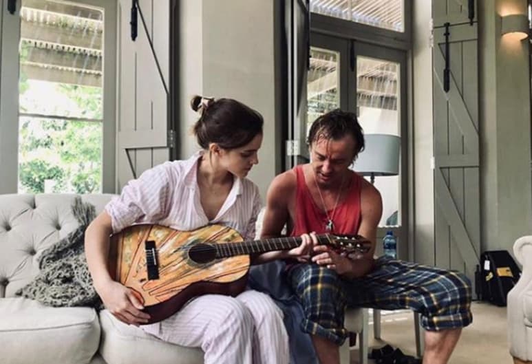 El intérprete que dio vida a Draco Malfoy en los largometrajes basados en los libros de J.K. Rowling mostró que Hermione Granger no lo sabe todo y le dio en pijama unas clases de guitarra.
(INSTAGRAM)