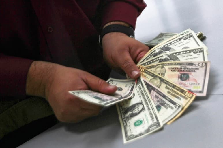 Al término de la jornada cambiaria de ayer lunes, el dólar libre se vendió hasta en 20.18 pesos, 19 centavos más en comparación con el cierre del pasado viernes. (ARCHIVO)