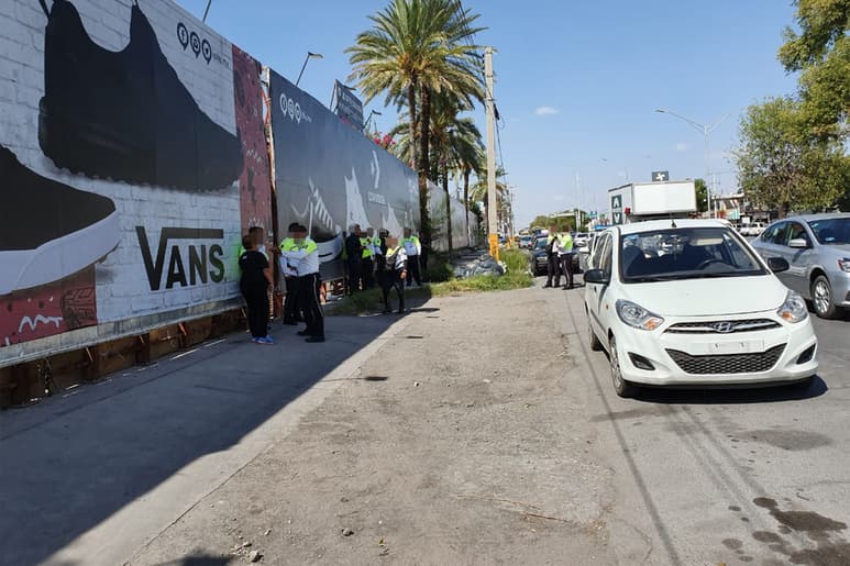 Llegan 20 agentes de Tránsito y Vialidad para infraccionar y detener al conductor de un auto. (EL SIGLO DE TORREÓN)