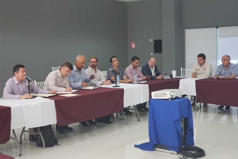 Empresarios y representantes del Comité del ISN por parte del Gobierno del Estado y el Municipio se reunieron para recibir proyectos de obras de drenaje pluvial. Pero están incompletos. (YOLANDA RÍOS)