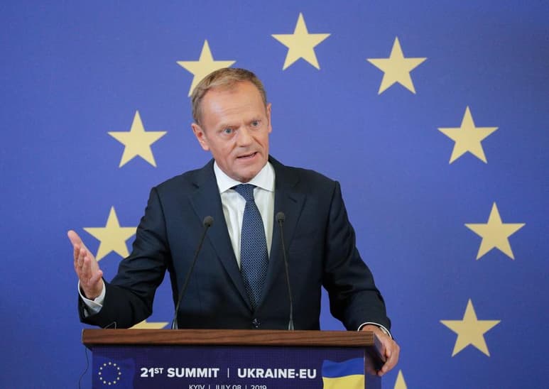 “La cláusula de salvaguarda es un seguro para evitar una frontera dura en la isla de Irlanda hasta que se encuentre una alternativa y a menos que esta se encuentre”, escribió Tusk en su cuenta de Twitter. (ARCHIVO)