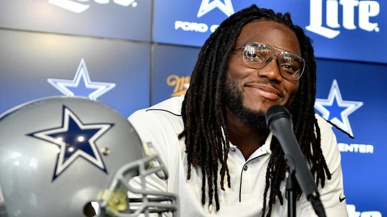 Cowboys extienden contrato de Smith; Elliott sigue en huelga