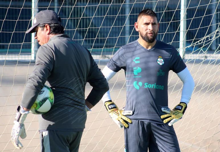 El capitán de los Guerreros de Santos Laguna durante la práctica de ayer con el preparador de porteros, Nicolás Navarro. (CORTESÍA)