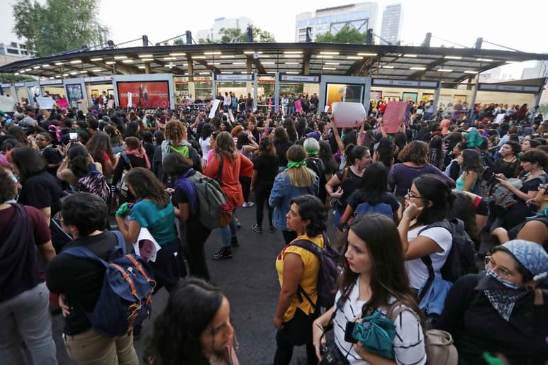Para garantizar seguridad y protección frente a la violencia que viven a diario las mujeres en la Ciudad de México, el grupo parlamentario del PAN en el Congreso local anunció que este jueves presentará ante la Comisión Permanente una iniciativa que faculte a los diputados locales poder activar, 'sin la anuencia del Gobierno local', la Alerta de Violencia de Género. (ARCHIVO)