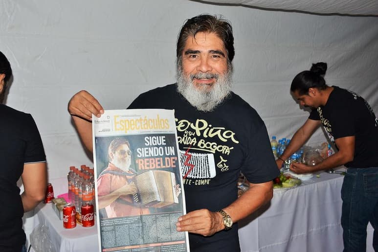 Con cariño. Posa con su portada de El Siglo. (ESPECIAL)