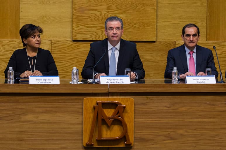 Ante la información del Banco de México (Banxico) que advierte sobre el estancamiento de la actividad económica, el presidente Andrés Manuel López Obrador respondió que no peleará con los funcionarios de la institución, ni se enganchará por las previsiones que realizan. (ARCHIVO)
