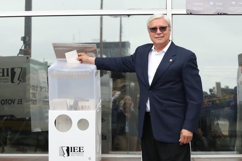 Catalino Zavala, presidente del Congreso de Baja California, presentó una iniciativa ante la Junta de Coordinación Política (Jucopo), para someter a consulta ciudadana la ampliación de dos a cinco años, del periodo de gobierno del morenista Jaime Bonilla Valdez. (ARCHIVO)