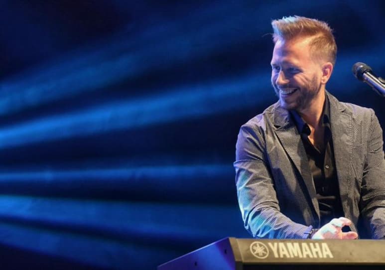 El cantante ofreció un concierto muy íntimo en donde convivió con sus admiradores e invitados especiales en el Foro Total Play de la Ciudad de México. (ESPECIAL)