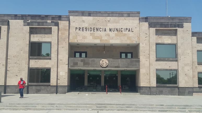 Tras la revisión del inmueble y descartarse la presencia de algún explosivo en el inmueble, se permitió el reingreso de los trabajadores municipales. (ARCHIVO)
