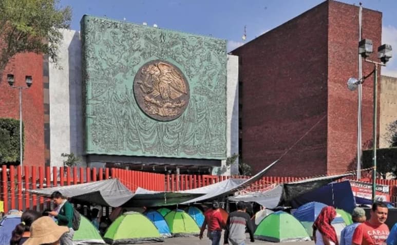 Así, comenzará a realizarse un proyecto arquitectónico, y consultas entre los diputados para tomar la decisión respecto a la reja, en un futuro.
(ARCHIVO)