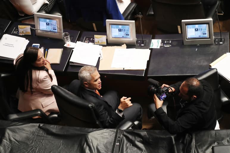El senador del PRD, Miguel Ángel Mancera, propuso reformar diversas leyes con el propósito de especificar de manera clara los casos en que proceda la prisión preventiva oficiosa, sobre todo cuando pueda ordenarse de oficio. (ARCHIVO)
