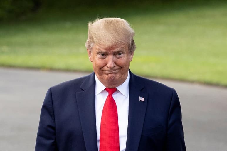 El jefe de Estado extendió los brazos, vio brevemente al cielo y afirmó que era “el elegido”, para enfrentarse a China, una imagen que dio la vuelta al mundo. (ARCHIVO)