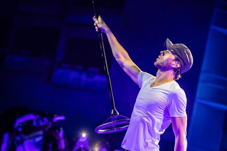Entregado. Durante su concierto en Guadalajara, el cantante Enrique Iglesias jugaba con sus músicos, se tiraba al suelo, aventaba el soporte del micrófono o bien, abría botellas de agua y aventaba el líquido por todos lados.