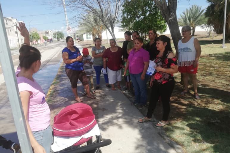 Vecinas de esta colonia se manifestaron ante el problema de aguas sucias que salen de las llaves de sus casas. (BEATRIZ A. SILVA)