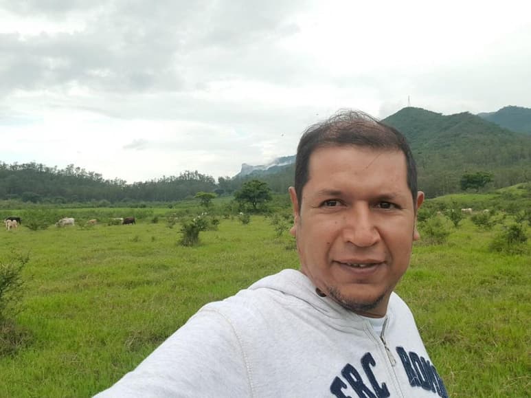 Ciudadanos, amigos, colegas y familiares despidieron al periodista de 42 años, Nevith Condés Jaramillo, quien era director del portal “El Observatorio del Sur”, y fue asesinado este sábado en el municipio de Tejupilco, en el Estado de México. (TWITTER)