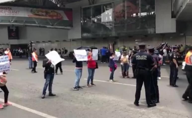 Por su parte, el Aeropuerto (@AICM_mx) reportó 'problemas viales para acceder a la Terminal 1 del AICM por manifestación. Tómelo en cuenta'.