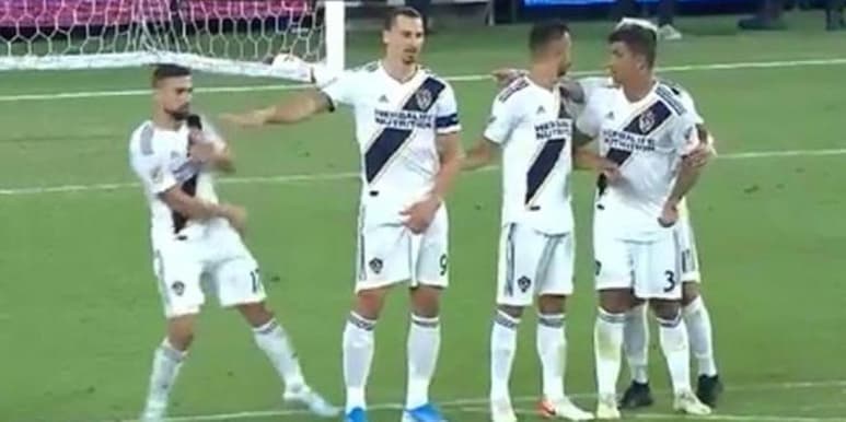 El delantero sueco, Zlatan Ibrahimovic, sigue demostrando su gran calidad en la MLS. (TWITTER)