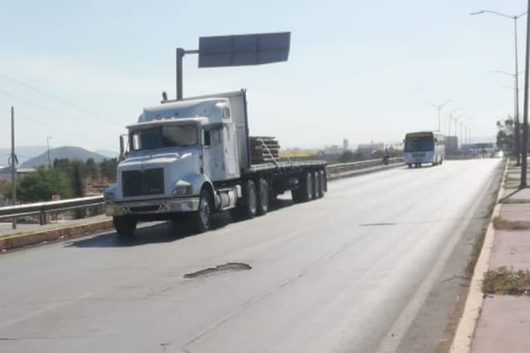 Un bache de importante tamaño se ubica sobre el Periférico de esta ciudad, el cual esta causando daños a los automovilistas. (BEATRIZ A. SILVA)
