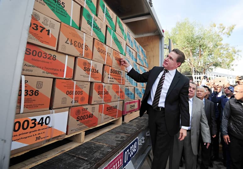 El gobernador de Durango, José Aispuro Torres entregó apoyos por casi 3.7 millones de pesos en artículos escolares. (CORTESÍA)