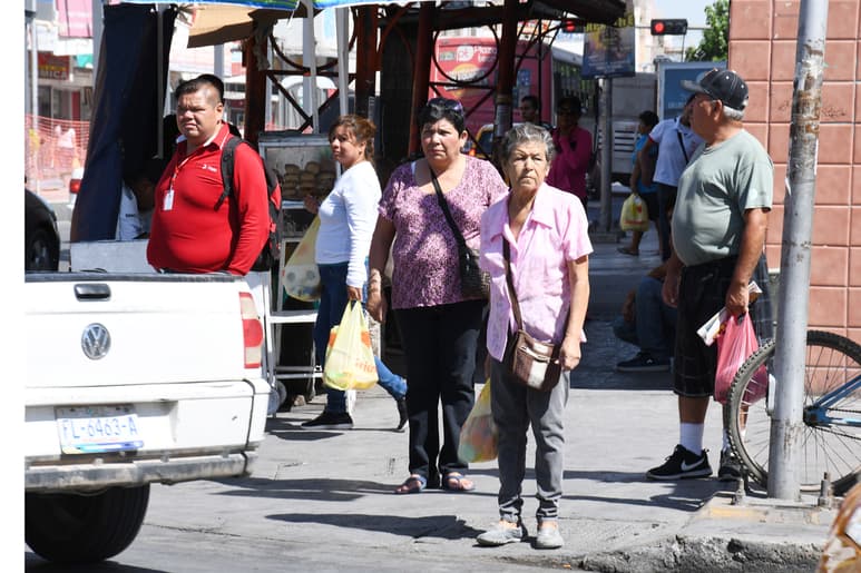 Adultos mayores en la región enfrentan vulnerabilidad, al tener pocos acceso a pensión, así como a seguridad social quienes laboran. (FERNANDO COMPEÁN)