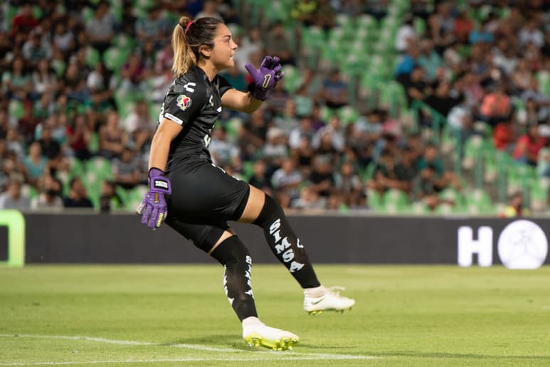 Wendy Toledo lucha por quedarse con una de las plazas de guardameta en la selección Sub 20, bajo el mando de Mónica Vergara. (ARCHIVO)