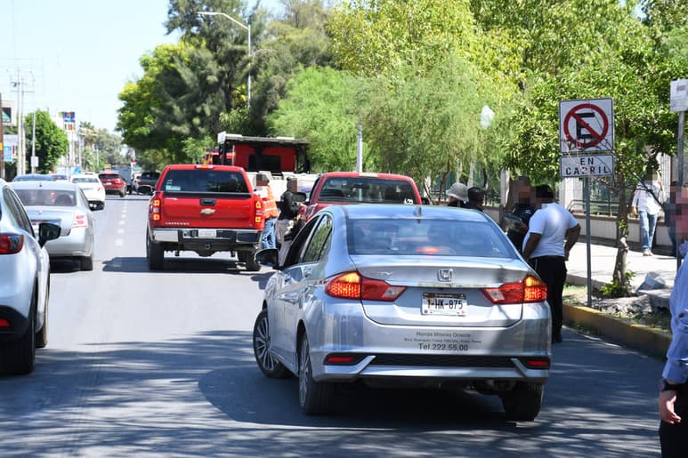 Arrancan formalmente los operativos de retiro vehicular en el estado de Coahuila; el primer filtro de revisión en Torreón se instaló el martes en el cruce de Juárez y prolongación Cuauhtémoc. (FERNANDO COMPEÁN)