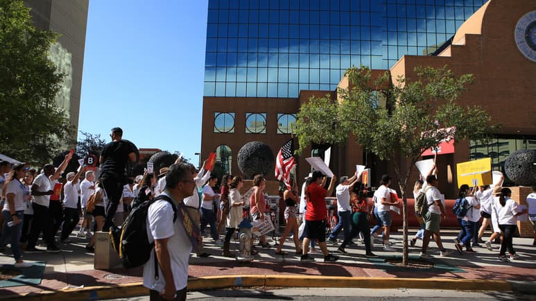 Ciudad Juárez, en México, y El Paso, en Estados Unidos, que hasta 1848 eran la misma urbe mexicana dividida por un río, siguen compartiendo familias que viven a ambos lados, pero no las mismas oportunidades. (ARCHIVO)