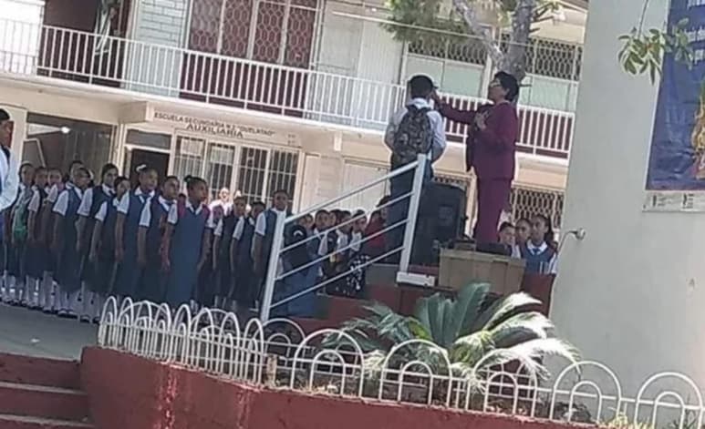 Agregó que solamente que sus dedos fueran tijeras, le habría cortado el cabello en presencia de todo el alumnado, como se aseguró en redes sociales por alguien de mala fe, y luego por quienes replican sin comprobar la veracidad de una información.
(TWITTER)