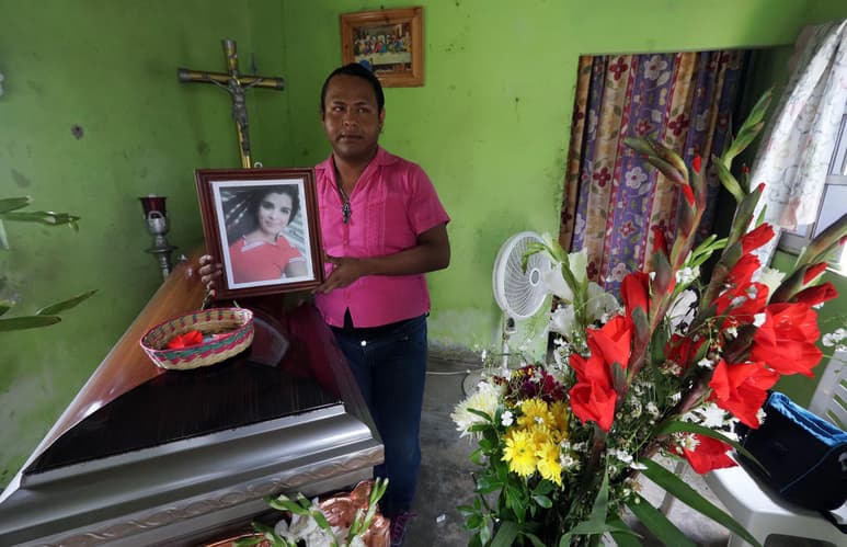En la imagen resalta su cabello chino al aire, una leve sonrisa y su playera roja, así prefiere recordarla Carlos: hermosa, alegre, buena hija y amorosa madre de dos niños de tres y cinco años que piden que la despierten.
(EL UNIVERSAL)