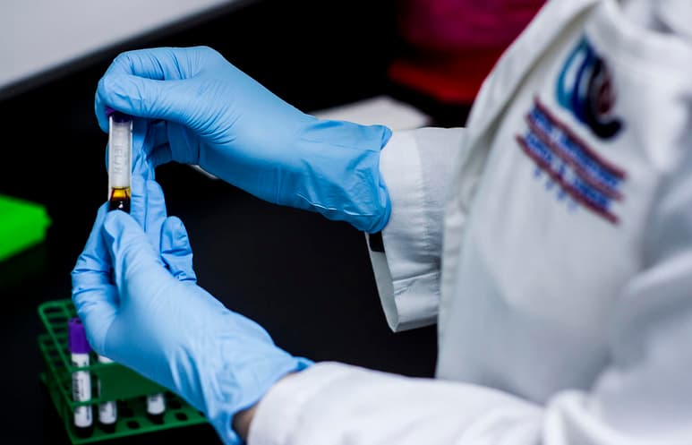Un análisis detallado genómico, demográfico y de hábitos permitirá al Instituto Nacional de Medicina Genómica (Inmegen) crear una base de datos para identificar los niveles de riesgo de cáncer en los mexicanos.(ARCHIVO)