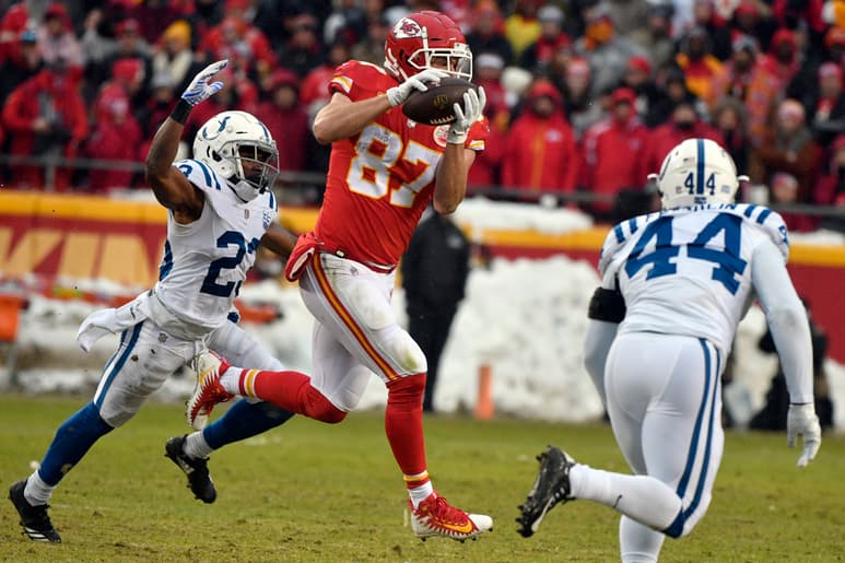 Travis Kelce, ala cerrada de los Jefes de Kansas City, tuvó 1,336 yardas la campaña pasada, y anotó en 10 ocasiones. (Archivo)