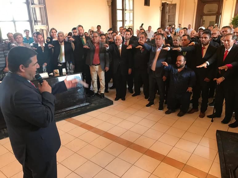 El alcalde de Lerdo, Homero Martínez Cabrera nombró y tomó protesta este domingo a los funcionarios públicos que conformarán su gabinete de gobierno durante los próximos tres años. (EL SIGLO DE TORREÓN/ANGÉLICA SANDOVAL)