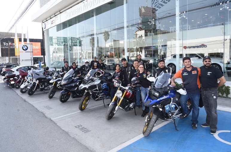 Los Coyotes del Camino compartieron un desayuno, realizaron una oración y posaron con sus motos antes de tomar carretera. (JESÚS GALINDO)
