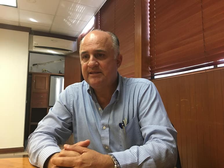 El tesorero, Cuauhtémoc Estrella González, dijo que se cancelarán gastos superfluos como el servicio de telefonía celular de los funcionarios y regidores, combustibles, alimentación, entre otros temas. (FABIOLA P. CANEDO/EL SIGLO DE TORREÓN
