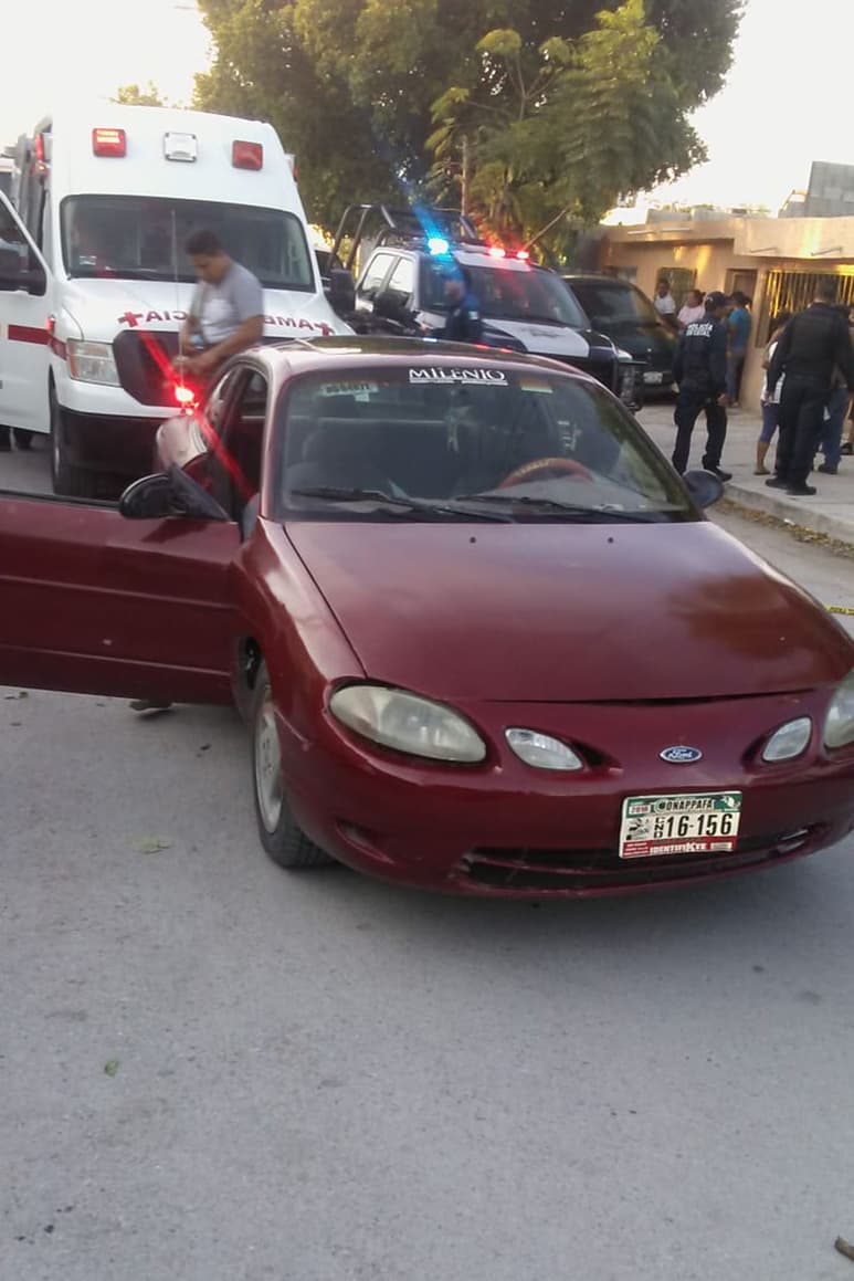 Era trasladada en un vehículo particular a un hospital, el cual fue interceptado por la Cruz Roja. (EL SIGLO DE TORREÓN)
