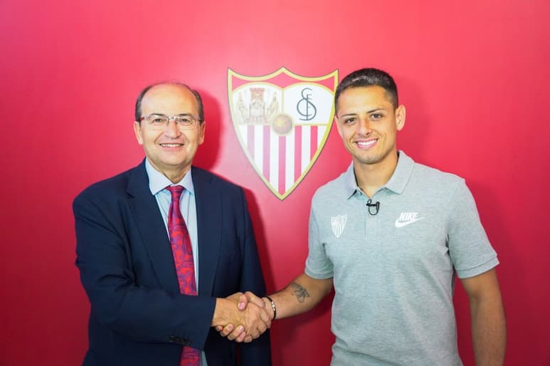 El delantero mexicano firmó un vínculo por los próximos tres años con el cuadro sevillista tras su paso por el futbol inglés. (ESPECIAL)