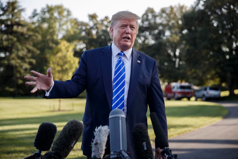 La declaración de Trump se produce apenas dos días después de Estados Unidos cumpliera su prometida subida de aranceles a las importaciones chinas. (ARCHIVO)