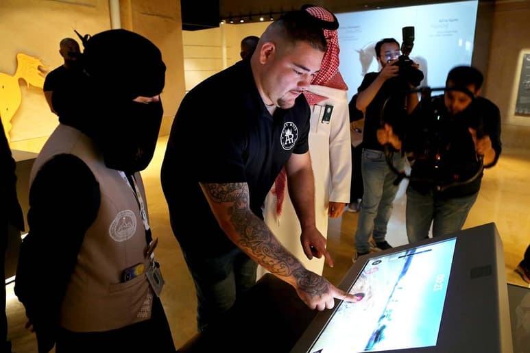 El peleador mexicano ya se encuentra en Arabia Saudita para la promoción de su pelea contra Anthony Joshua. (EFE)