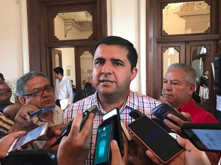 El alcalde Homero Martínez Cabrera dijo que al menos en Lerdo, los casos de feminicidio no son un tema “alarmante para nosotros como Municipio” y agregó que está abierto a escuchar las propuestas para “que el día mañana a mi me permita corregir si es que no está atendiendo”. (EL SIGLO DE TORREÓN)