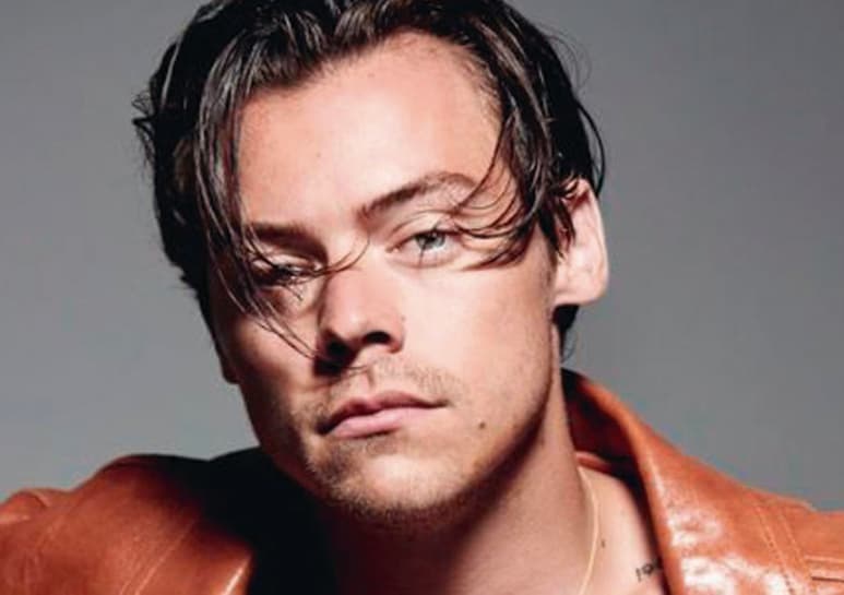 En las fotografías Harry apareció con un nuevo look. (CAPTURA)
