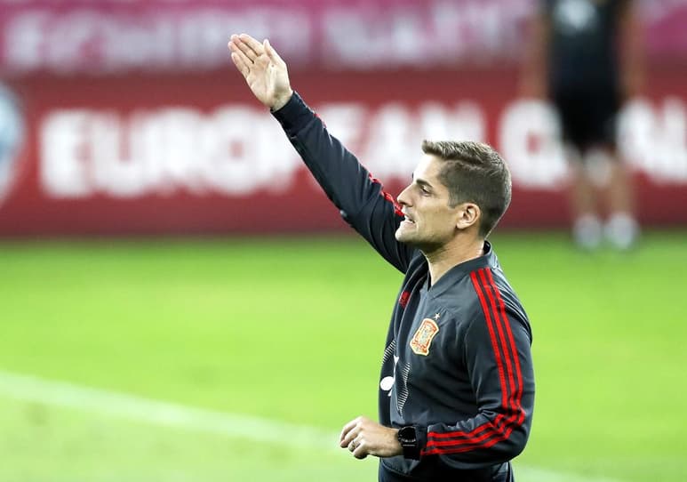 Robert Moreno durante un entrenamiento de la selección española en Bucarest. (EFE)