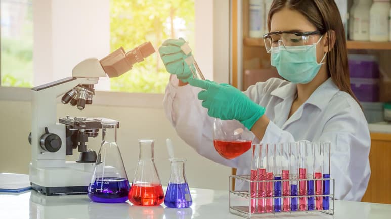 Más de la mitad de los estudiantes y docentes universitarios en las áreas de ciencia, tecnología, ingeniería y matemáticas son mujeres, pero su presencia disminuye a medida que avanzan en sus carreras académicas. (ESPECIAL)