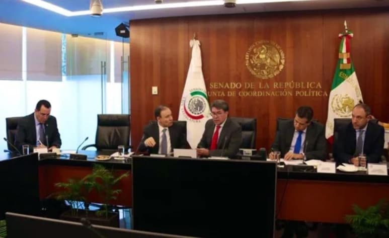 En entrevista tras sostener un encuentro privado con senadores de Morena, el secretario de Seguridad indicó que trabajan de manera coordinada con el gobierno de Tamaulipas ante el reto de los criminales, que 'no les afecta y no están rebasados'.
