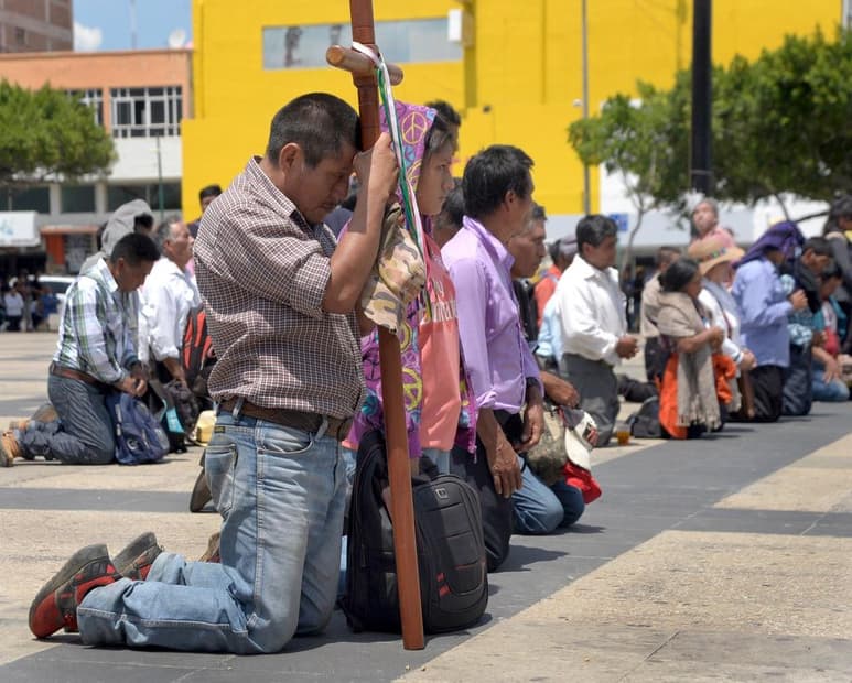 La marcha magisterial, de estudiantes normalistas y representantes de organizaciones sociales y campesinas partió del parque Chiapasionate, en el oriente de la ciudad y se concentra en el zócalo afuera del palacio estatal de gobierno donde concluirá con un mitin. (ARCHIVO)