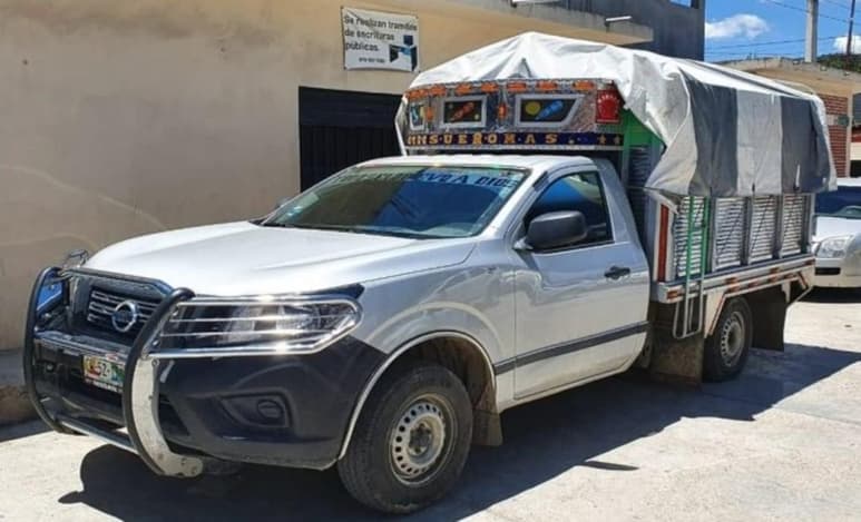 Los elementos de seguridad arrestaron al presunto delincuente cuando se movilizaba en una camioneta de redilas cubiertas con lona, en cuyo interior iban 10 tambos de plástico con 200 litros de combustible. (EL UNIVERSAL)
