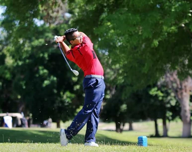 Los golfistas laguneros asisten cotidianamente al campo del añejo club gomezpalatino, para llegar al cien por ciento al torneo anual, como el caso de Alan Urista, quien se encuentra en franca preparación. (ARCHIVO)
