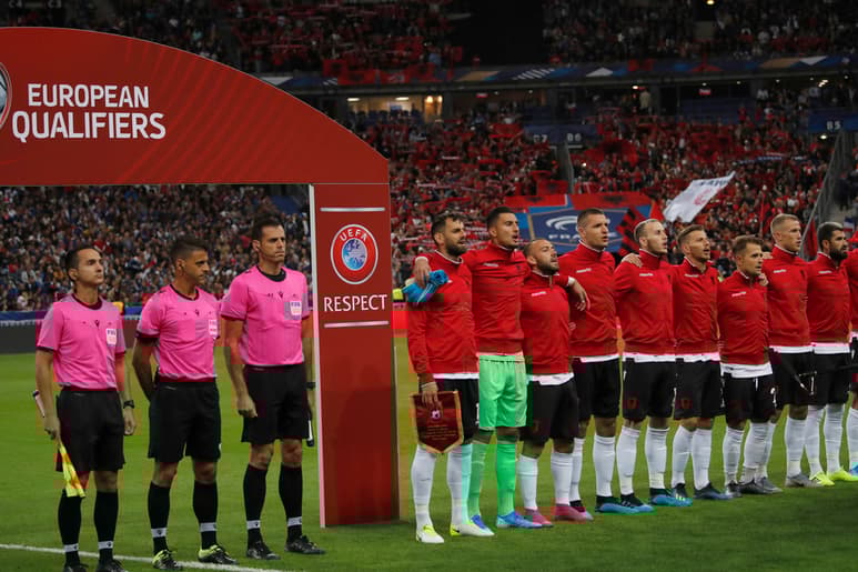 Los jugadores albaneses se quedaron estupefactos al no escuchar el himno de su país, sino el de Andorra. (AP)