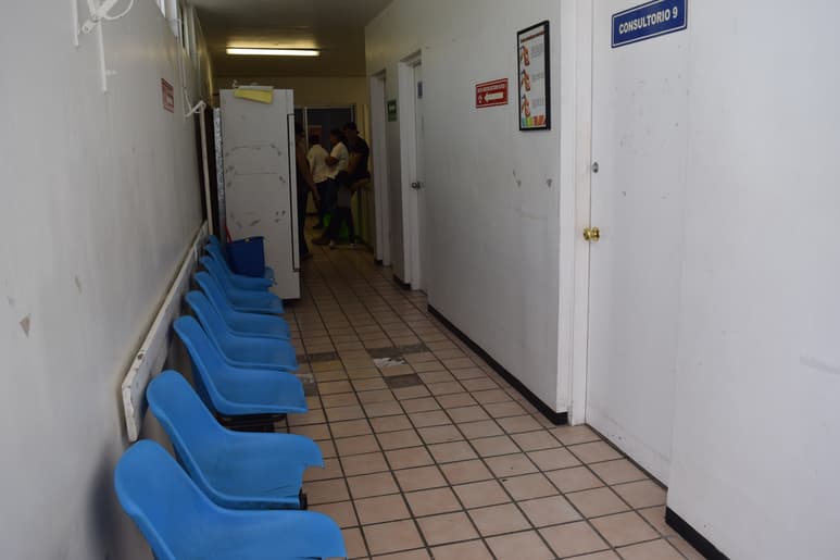 Tanto en los reducidos consultorios como en las áreas de espera, hay sillas o asientos quebrados y mobiliario en malas condiciones.(EL SIGLO DE TORREÓN)