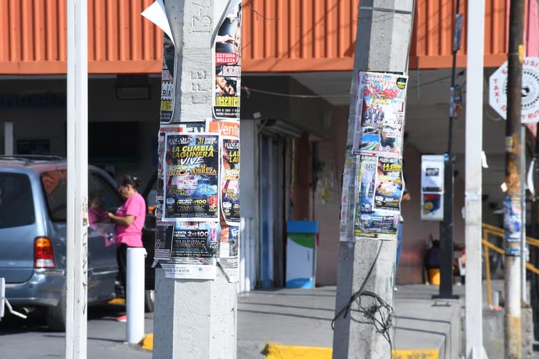 Contaminan. Los postes de Comisión Federal de Electricidad (CFE) son empleados para dar a conocer diferentes eventos, sin embargo, no se retiran los carteles viejos para la colocación de unos nuevos. (EL SIGLO DE TORREÓN)